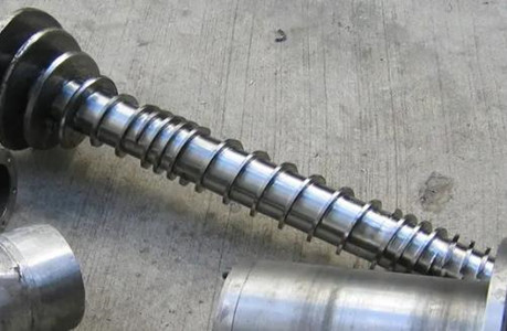 如何解決螺桿機筒修復后重新裝機出現的問題？